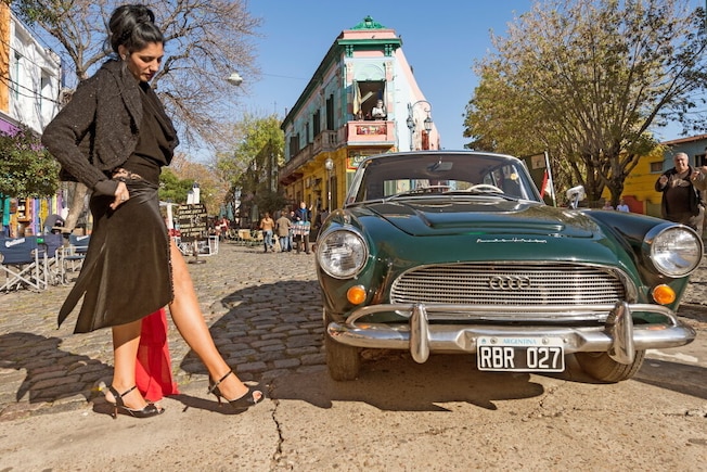 Tangotänzerin am Auto Union 1000 SE Fissore
