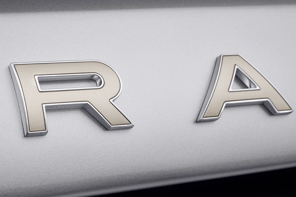 Detail: Buchstaben des "Range Rover"-Schriftzugs am Bug des Range Rover Classic Restomod