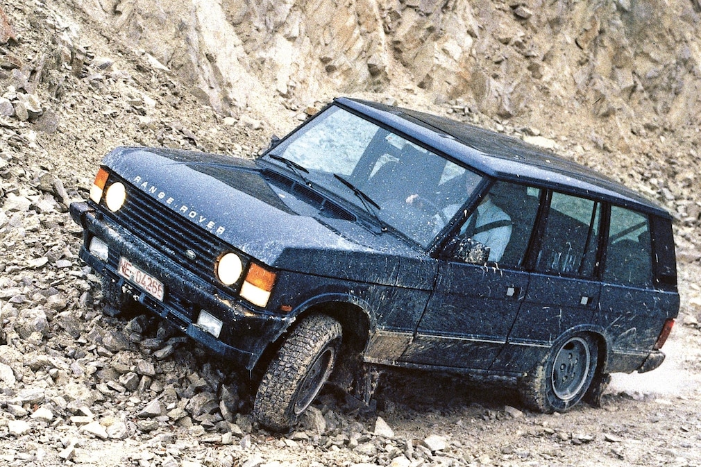 Originaler Range Rover 3.9i im Gelände schräg von vorn