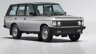 Range Rover Classic Baujahr 1993 Restomod, Studiofoto, stehend schräg von vorn