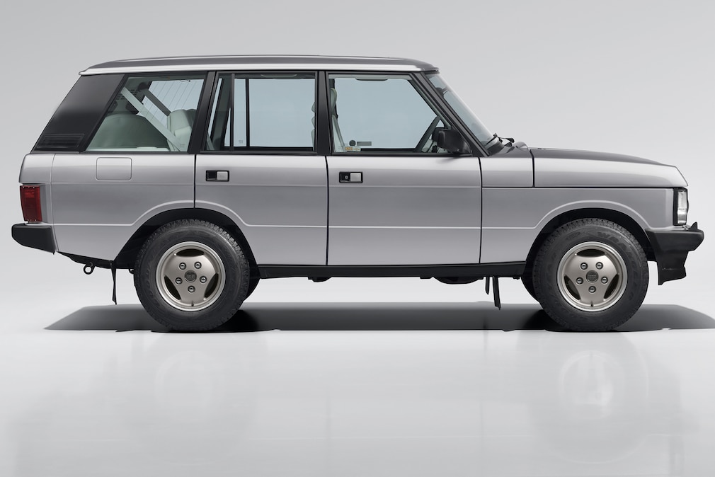 Range Rover Classic Baujahr 1993 Restomod, Studiofoto, stehend von der Seite