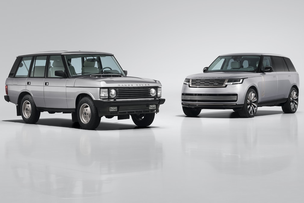 Studiofoto: Range Rover Classic Baujahr 1993 Restomod und Range Rover SV Ultra, beide stehend schräg von vorn