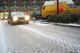 Hunderte Unfälle durch plötzlichen Schnee
