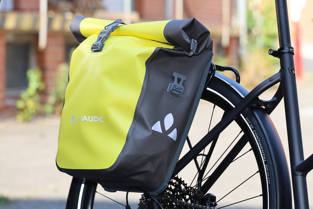 Vaudes Aqua Bag im Gepäckträger befestigt.