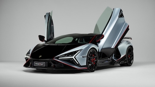 Lamborghini Revuelto SV mit geöffneten Flügeltüren im Studio