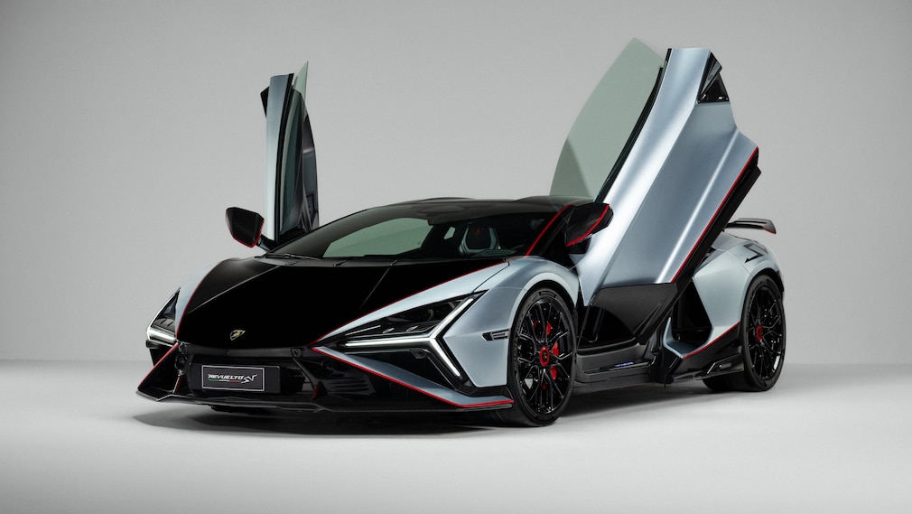 Lamborghini Revuelto SV mit geöffneten Flügeltüren im Studio