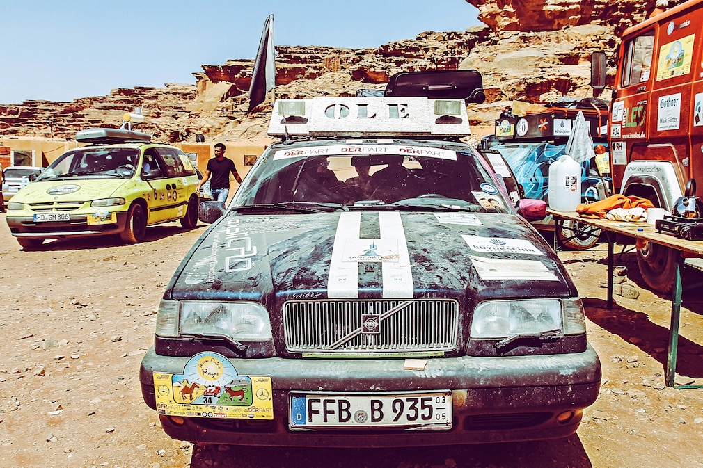 Bunt beklebte Chrysler Voyager und Volvo 850 bei der Allgäu-Orient-Rallye