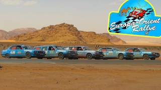 zwei VW Passat 35i an einer Ausgrabungsstätte im arabischen Raum, dazu das Logo der Allgäu-Orient-Rallye