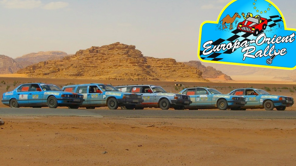 zwei VW Passat 35i an einer Ausgrabungsstätte im arabischen Raum, dazu das Logo der Allgäu-Orient-Rallye