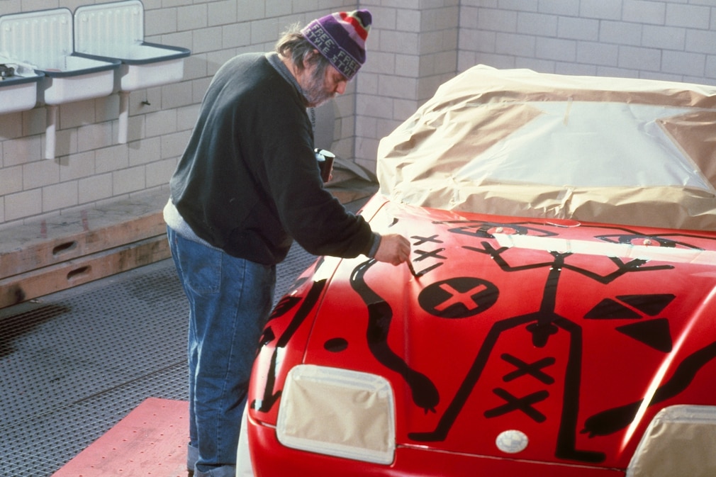 A. R. Penck an seinem BMW Z1 Art Car