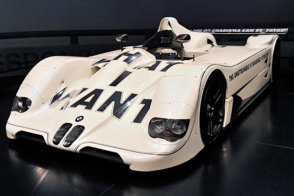 BMW Art Car BMW V12 LMR von Jenny Holzer von schräg vorn