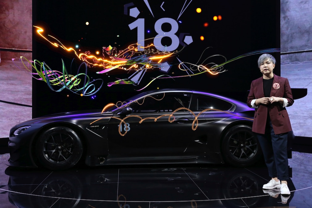 Cao Fei an ihrem BMW Art Car BMW M6 GT3