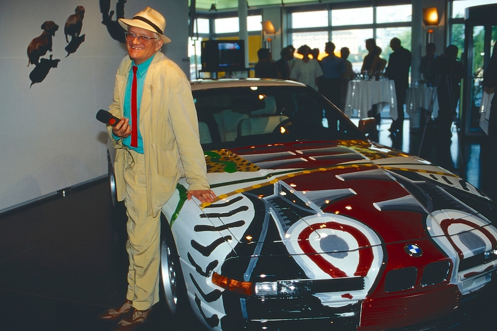 David Hockney an seinem BMW Art Car BMW 850 CSi