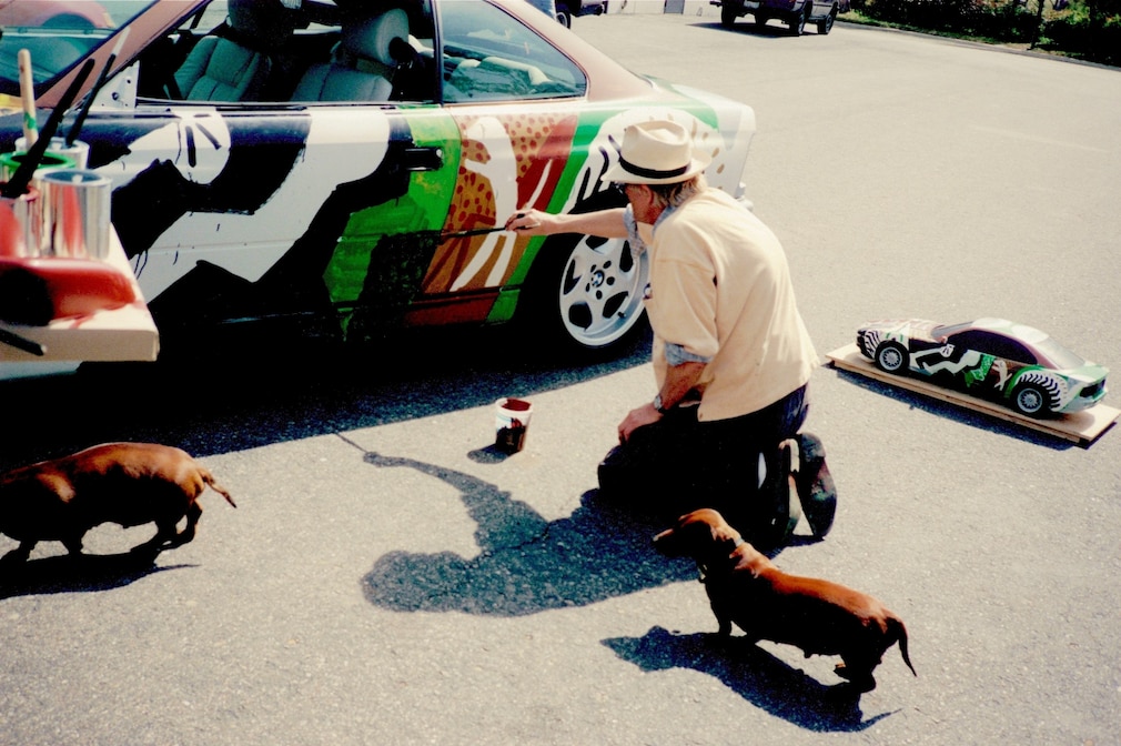 David Hockney bemalt den BMW 8er, ein Dackel ist dabei