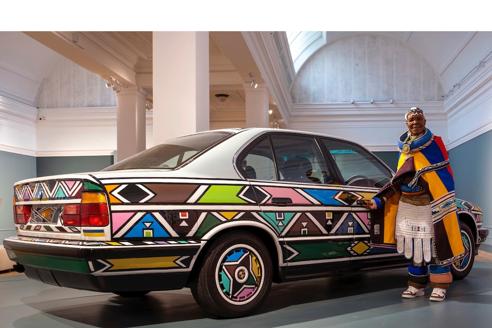 Esther Mahlangu an ihrem BMW Art Car BMW 525i