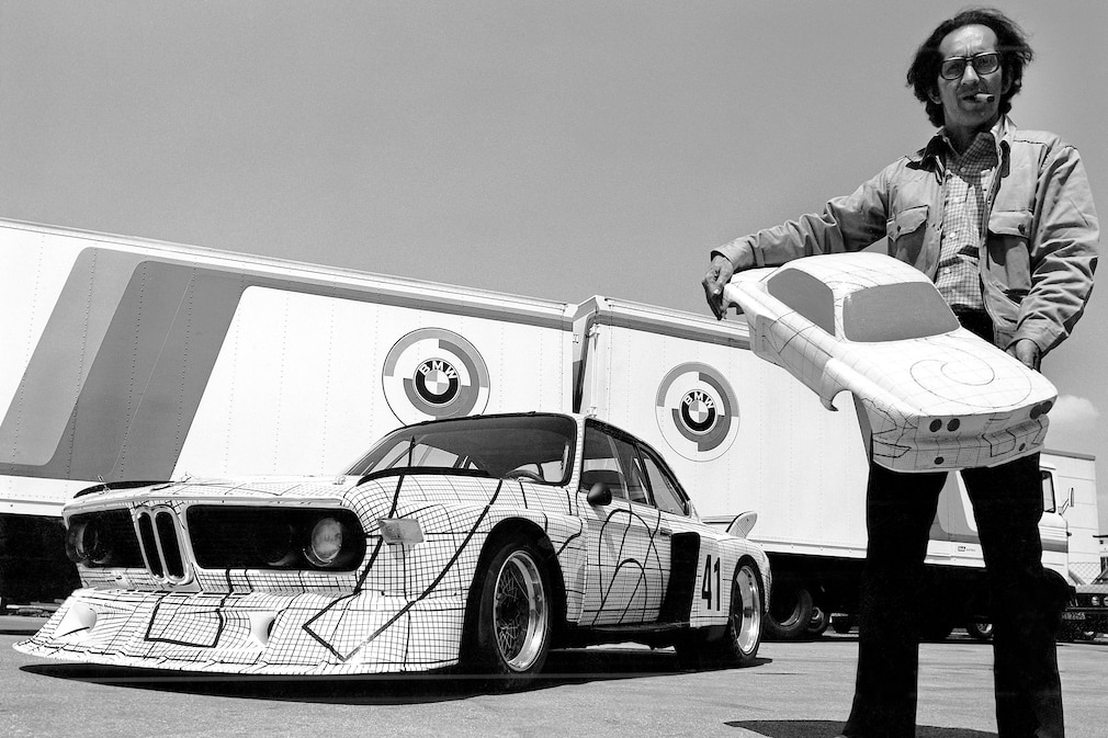 Frank Stella mit der Maquette und dem originalen BMW Art Car