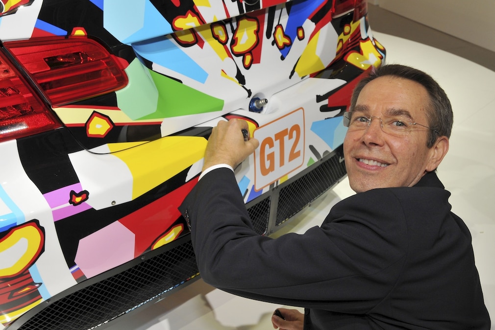 Jeff Koons am Heck seines BMW Art Car BMW M3 GT2