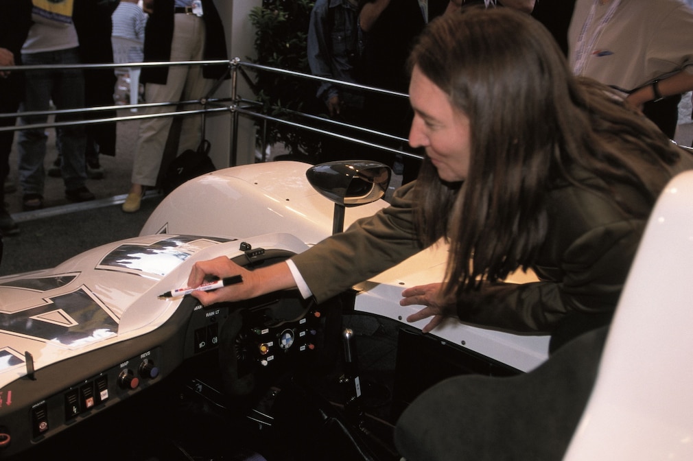 Jenny Holzer signiert ihr BMW Art Car BMW V12 LMR