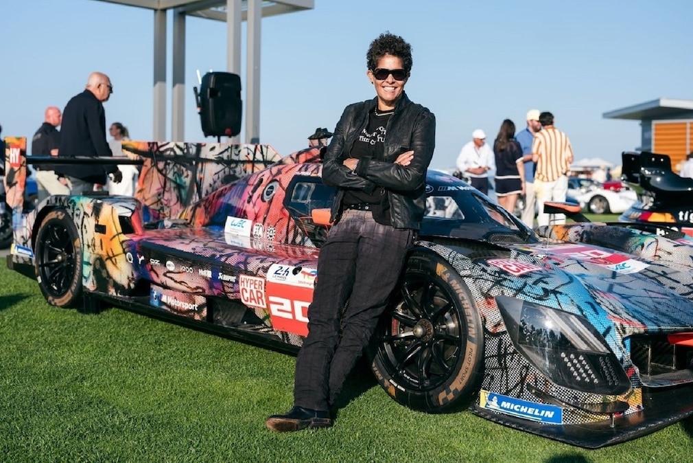 Julie Mehretu an ihrem BMW Art Car