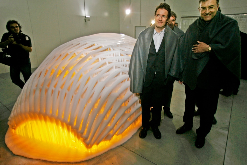 Olafur Eliasson 2008 mt dem damaligen BMW-Chef Norbert Reithofer an der Eisskulptur