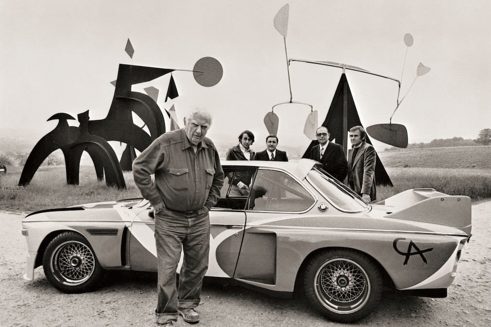 Schwarzweißfoto: Alexander Calder an seinem BMW Art Car BMW 3.0 CSL