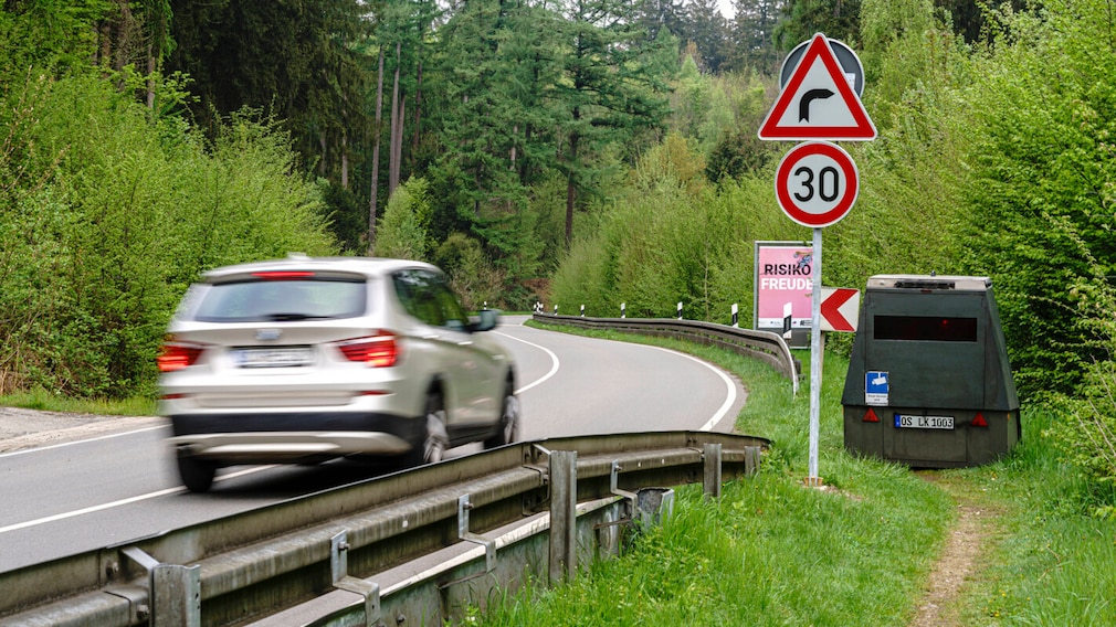Tempolimit 30 - Blitzer blockiert Wanderweg in der Kurve
