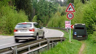 Tempolimit 30 - Blitzer blockiert Wanderweg in der Kurve