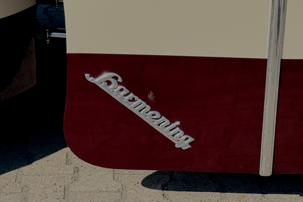 Detail mit "Harmening"-Schild am Anhänger des Dünen-Express