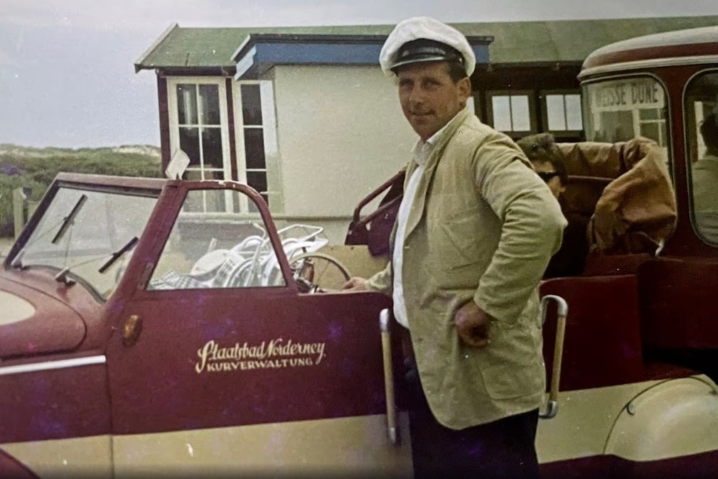 Historisches Fabbild: Lokführer des Dünen-Express am Zugfahrzeug