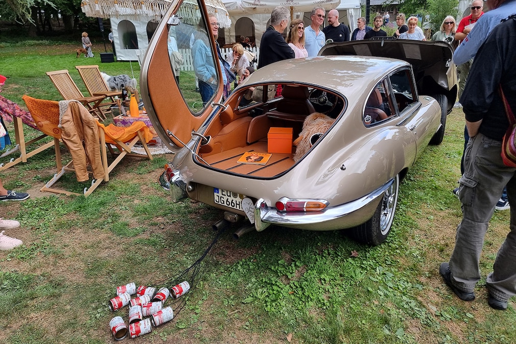 Jaguar E-Type Coupé mit offener Heckklappe bei den Classic Days oder dem Grand Meeting