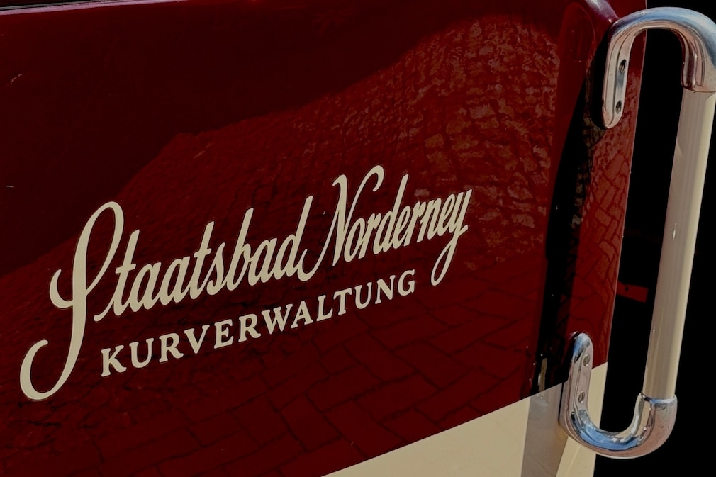 Schriftzug des Staatsbads Norderney am Zugfahrzeug des Dünen-Express