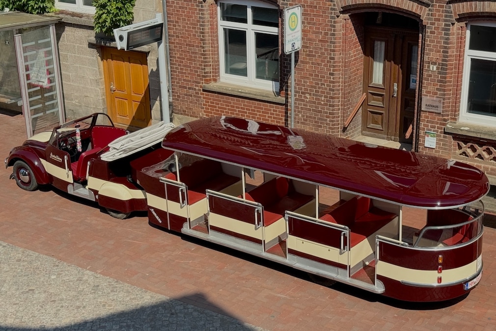 VW Käfer Dünen-Express mit einem Waggon stehend schräg von oben