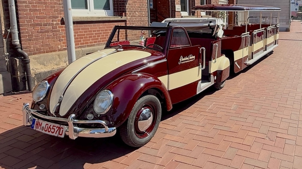 VW Käfer Dünen-Express mit einem Waggon stehend schräg von vorn