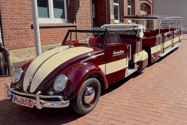 VW Käfer Dünen-Express mit zwei Waggons stehend schräg von vorn