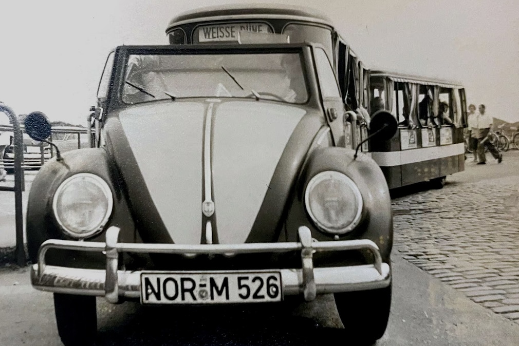 historisches Schwarzweißfoto: VW Käfer Dünen-Express von vorn
