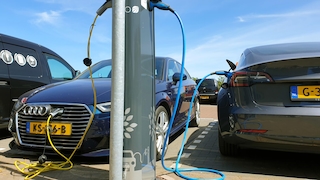 Elektroautos an der Ladestation auf einem Parkplatz, e-cars charging at a charging station