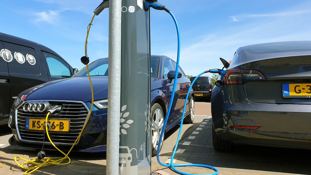 Elektroautos an der Ladestation auf einem Parkplatz, e-cars charging at a charging station