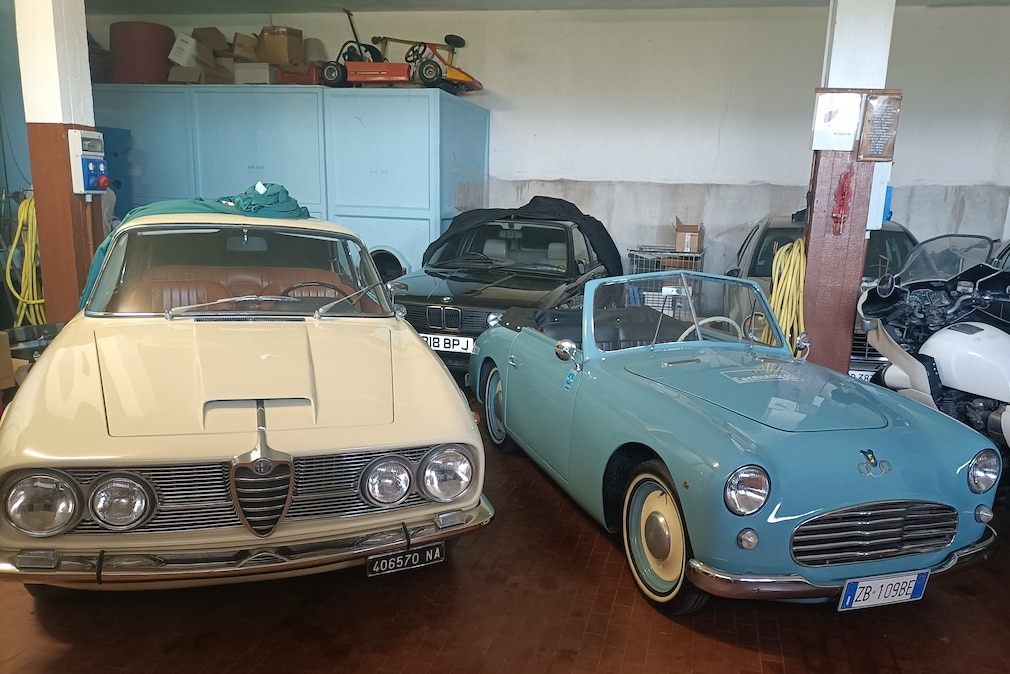 Alfa Romeo 2600 Sprint und Siata Amica 49, dahibnter BMW E30 Touring.