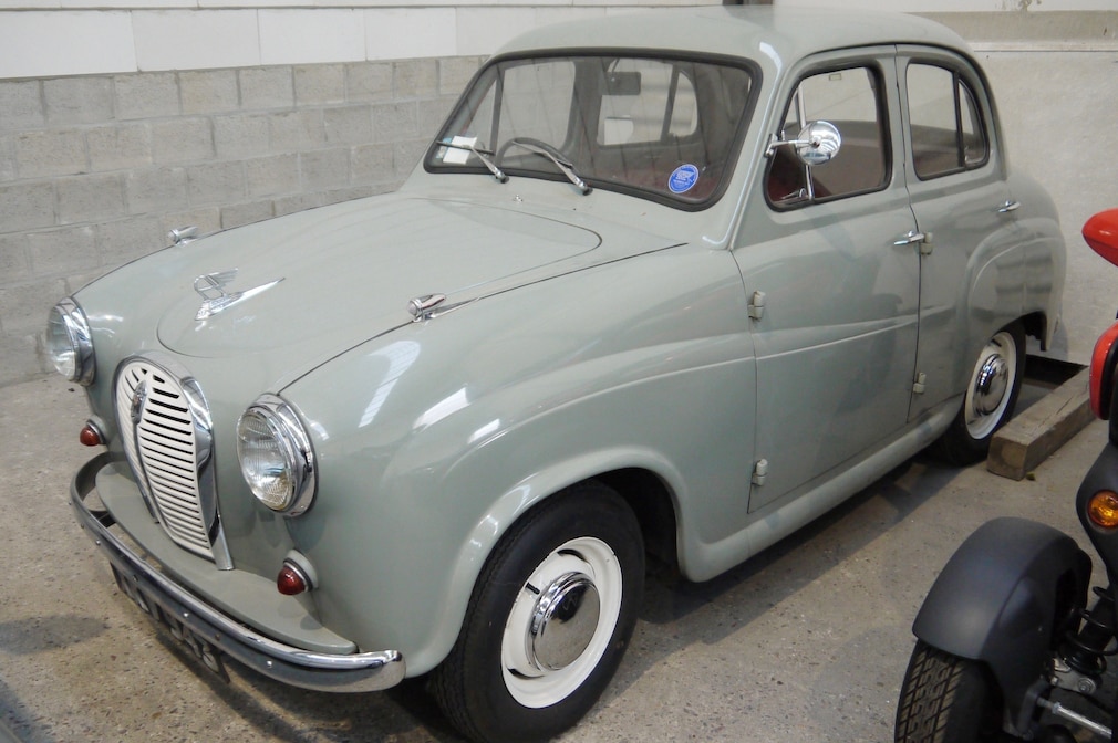 Austin A35 stehend schräg von vorn