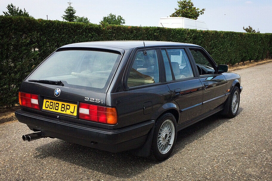 BMW 325i Touring (E30) stehend schräg von hinten