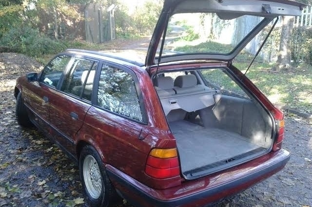 BMW 520i Touring E34 stehend schräg von hinten, offene Heckklappe