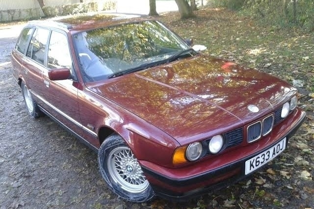 BMW 520i Touring E34 stehend schräg von vorn