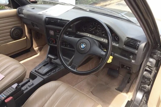 Cockpit des BMW 325i Touring (E30) als Rechtslenker