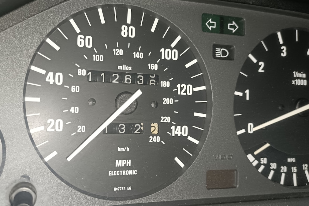 Instrumente (Tacho, Meilenzähler, Drehzahlmesser etc.) im BMW 325i Touring