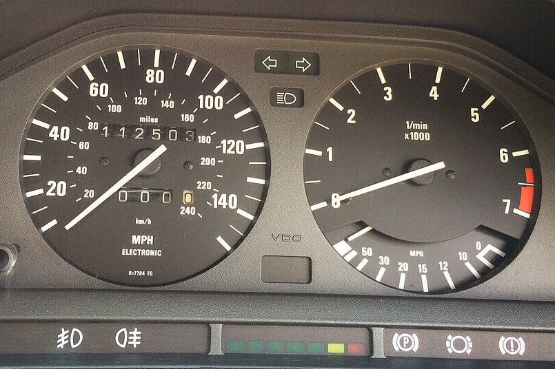 Instrumente (Tacho, Meilenzähler, Drehzahlmesser etc.) im BMW 325i Touring