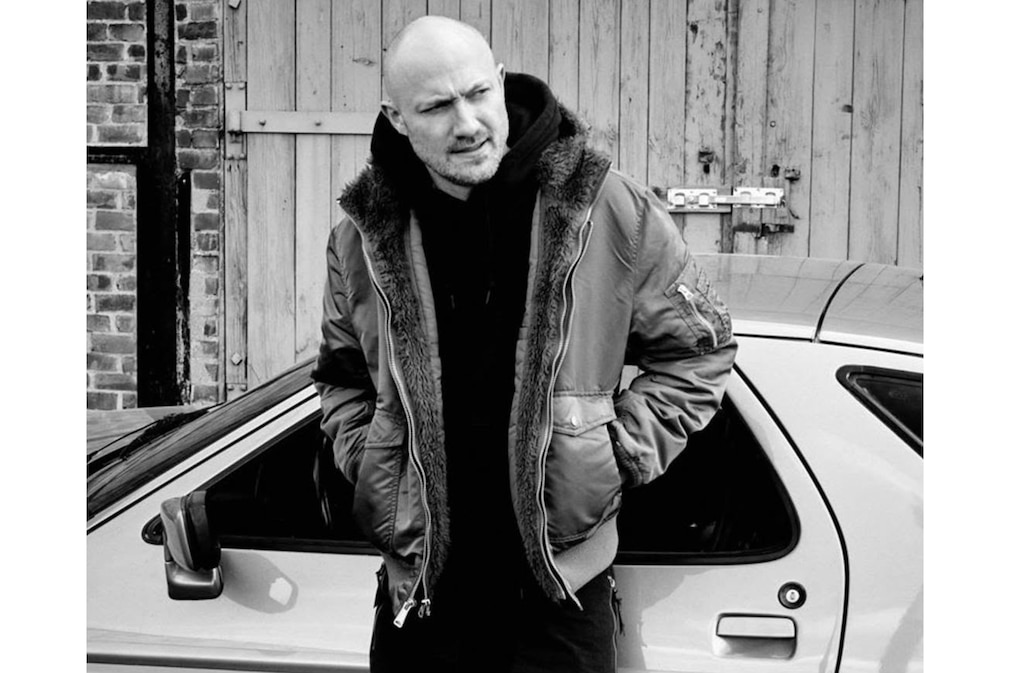Paul Kalkbrenner an einem Porsche 928