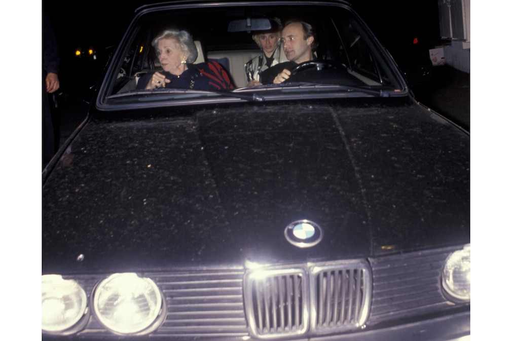 Phil Collins und Jill Collins / Jill Tavelman in einem BMW E30