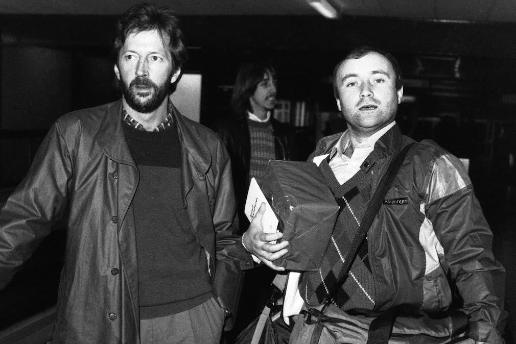 Schwarzweißfoto von 19894: Eric Clapton und Phil Collins am Flughafen