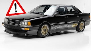 Audi 5000 CS Turbo quattro Rekordwagen, Studiofoto, dazu das Verkehrsschild "Achtung Gefahrstelle"