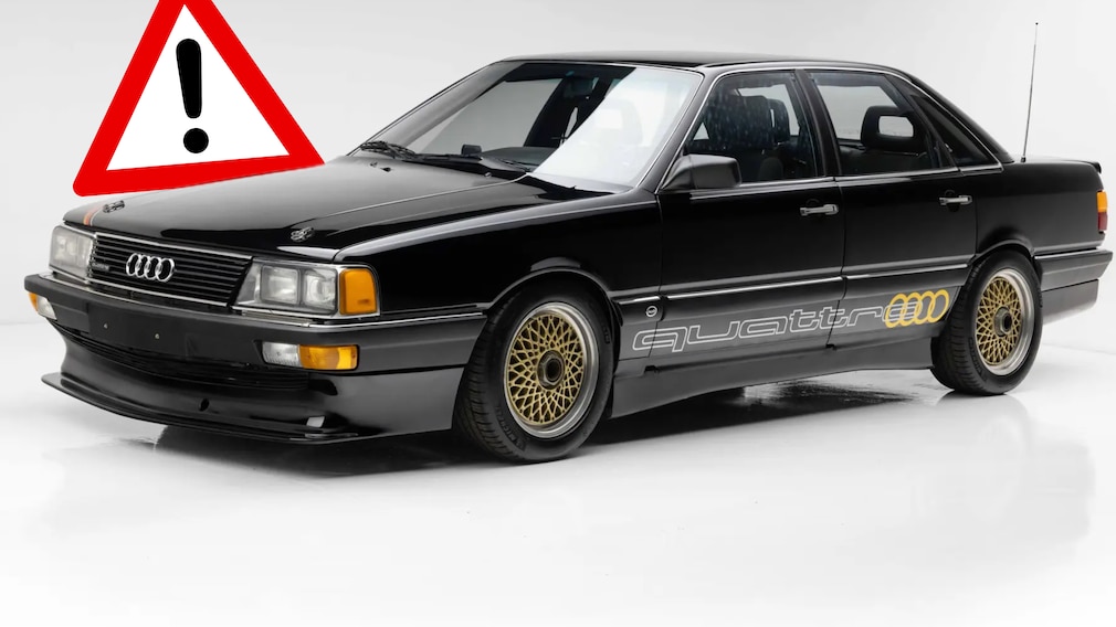 Audi 5000 CS Turbo quattro Rekordwagen, Studiofoto, dazu das Verkehrsschild "Achtung Gefahrstelle"